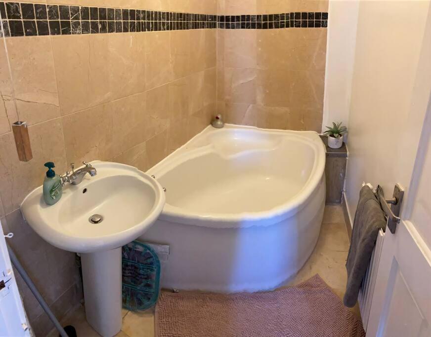 3 Double Bedroomed Flat, Acton. London, Uk Kültér fotó